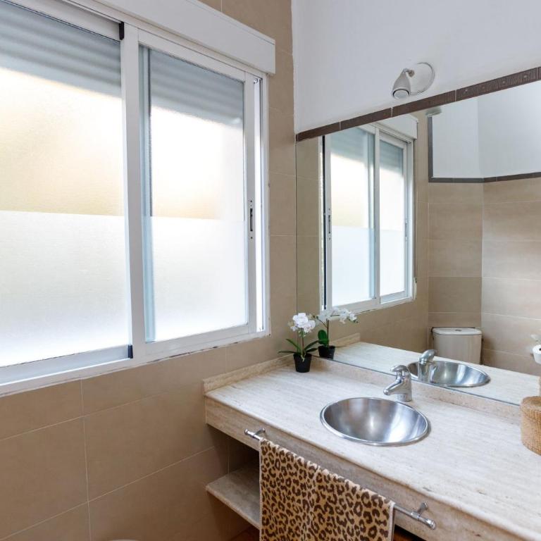 Elegante apartamento en Granada by beBalmy - Three-Bedroom Apartment - 7