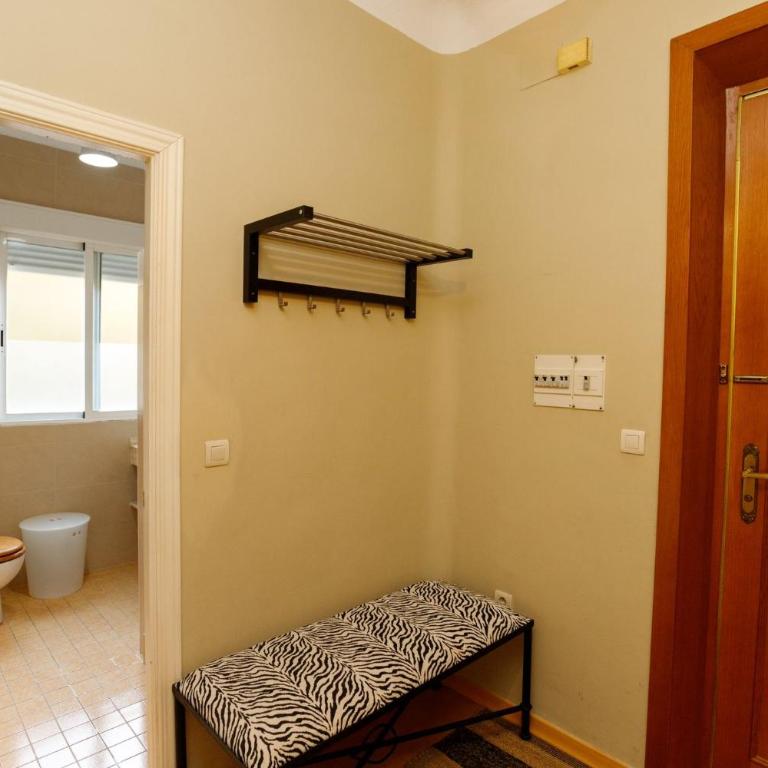 Elegante apartamento en Granada by beBalmy - Three-Bedroom Apartment - 9