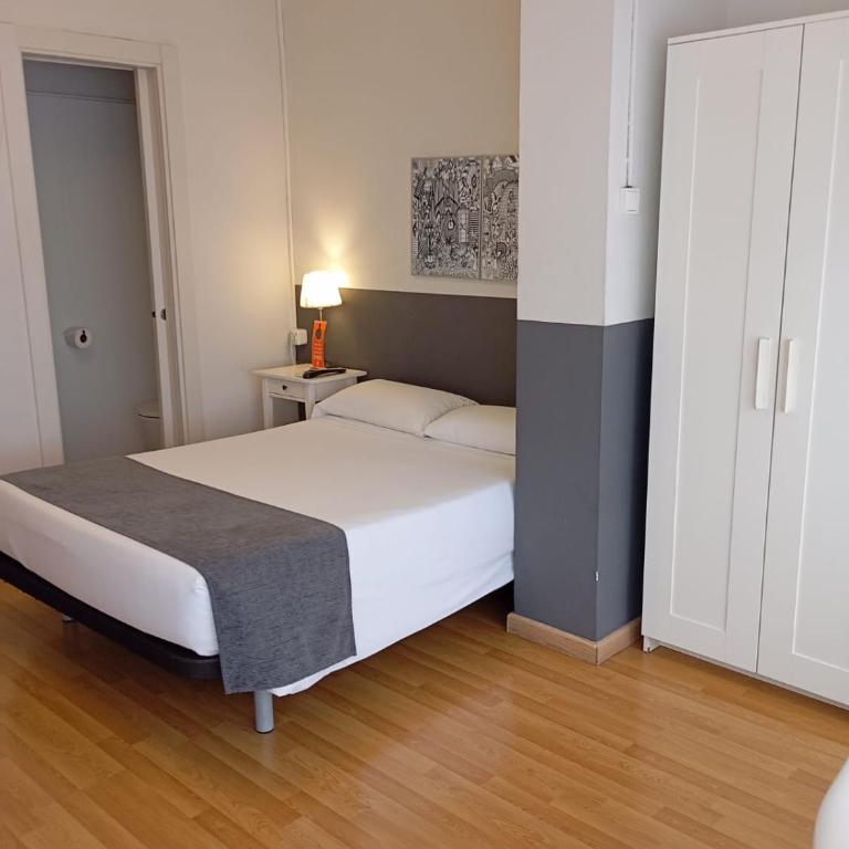 Hostal El Ninot - Superior Double Room - 4