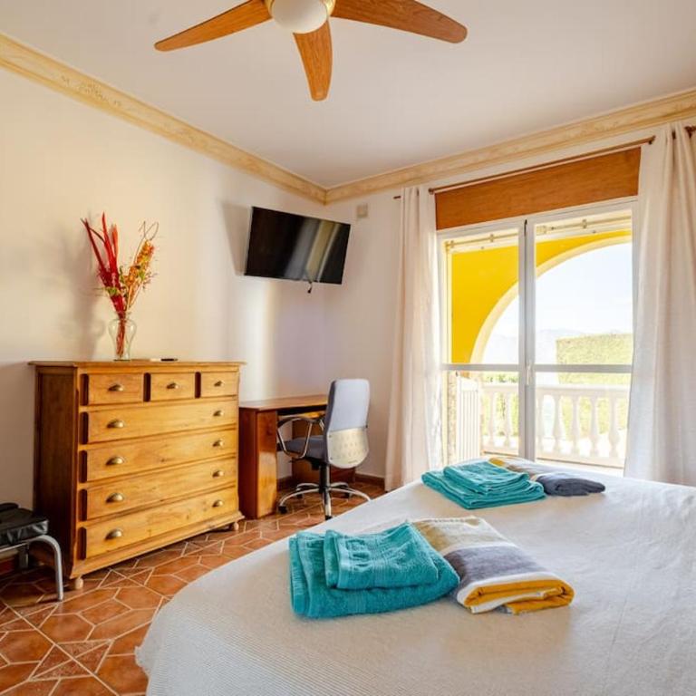 Villa Ángel, One of the best viewpoints in Malaga Bay - Three-Bedroom Villa - 15