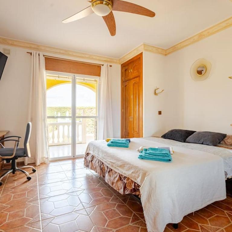 Villa Ángel, One of the best viewpoints in Malaga Bay - Three-Bedroom Villa - 8