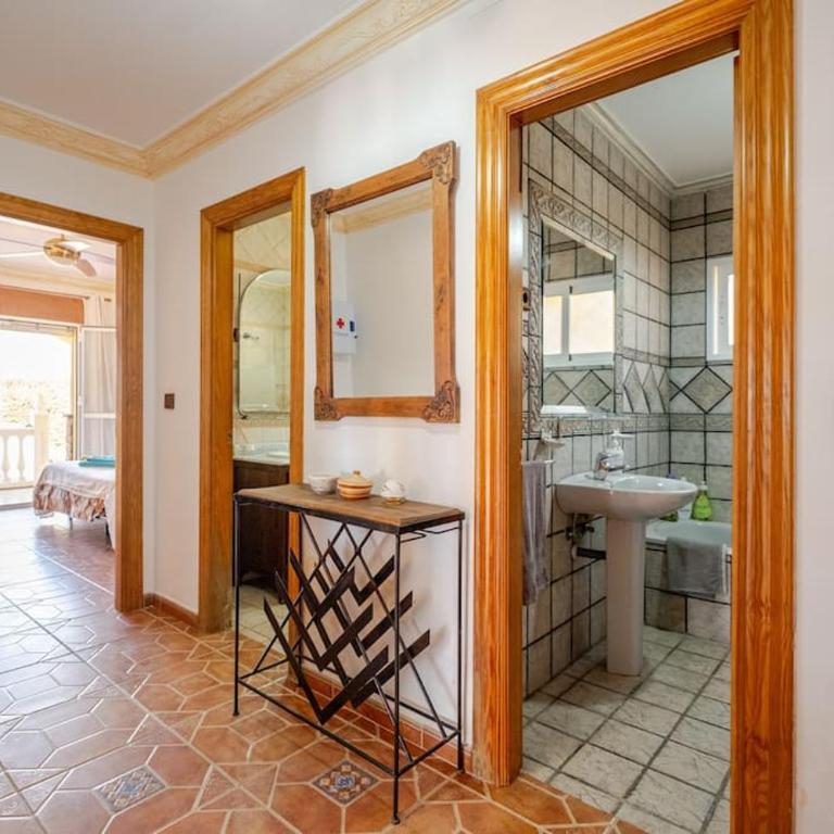 Villa Ángel, One of the best viewpoints in Malaga Bay - Three-Bedroom Villa - 6