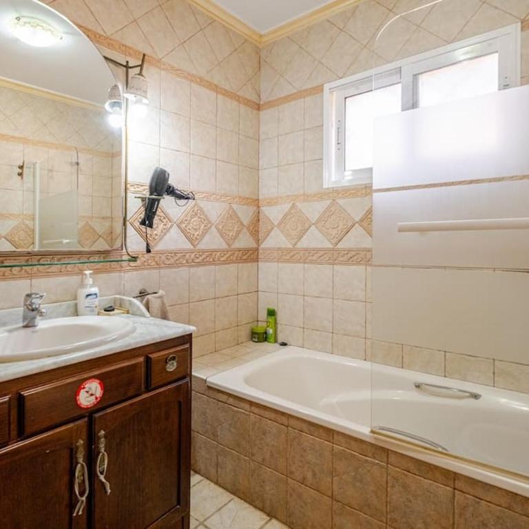 Villa Ángel, One of the best viewpoints in Malaga Bay - Three-Bedroom Villa - 4