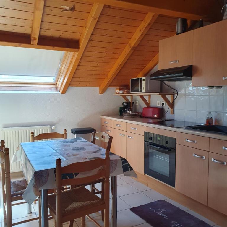 Appartement proche du lac ,piscine ouverte de mars a octobre - Apartment mit 1 Schlafzimmer - 4