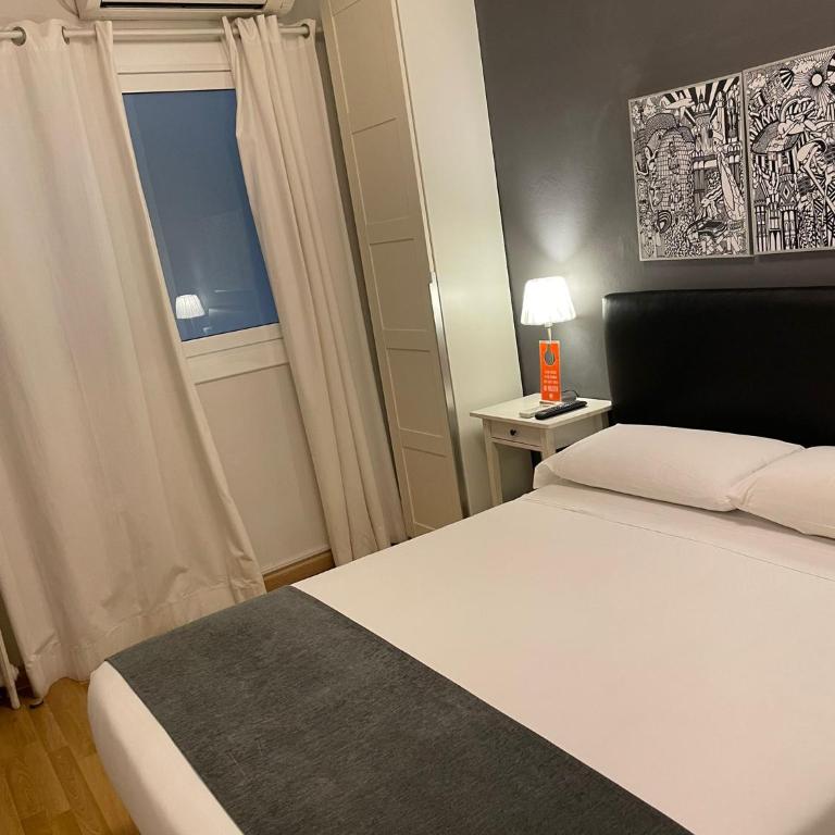Hostal El Ninot - Standard Single Room with Shower - 5