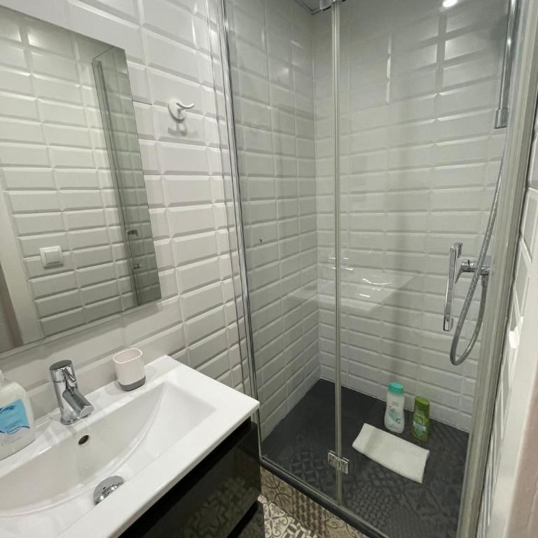 Hostal El Ninot - Standard Single Room with Shower - 4