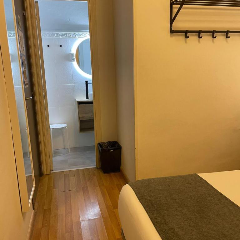 Hostal El Ninot - Standard Single Room with Shower - 9