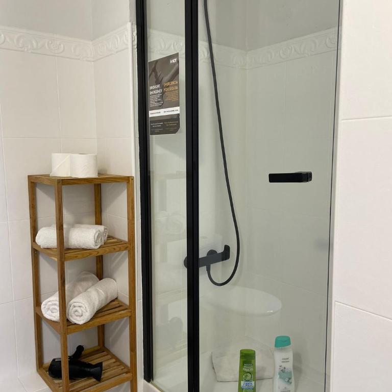 Hostal El Ninot - Standard Single Room with Shower - 12