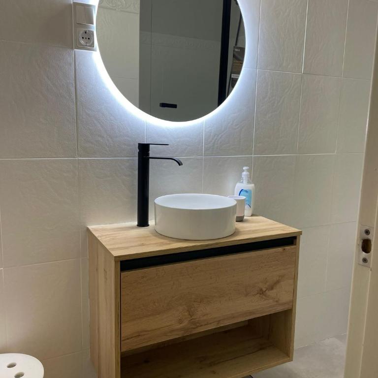 Hostal El Ninot - Standard Single Room with Shower - 13