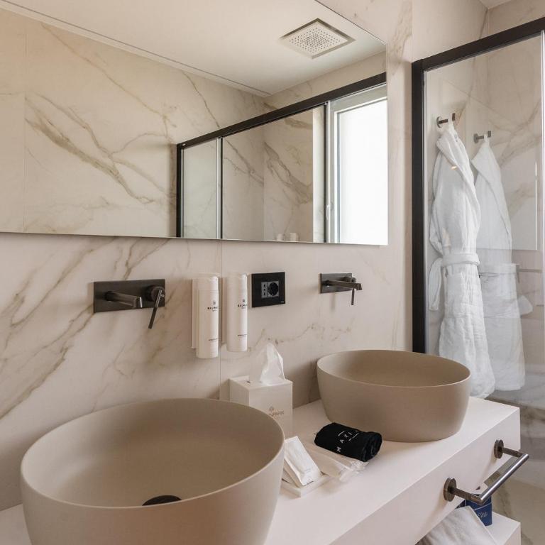 Green Park Penthouse Suite & Pool - Heated Pool - - King Suite with Pool View - 21