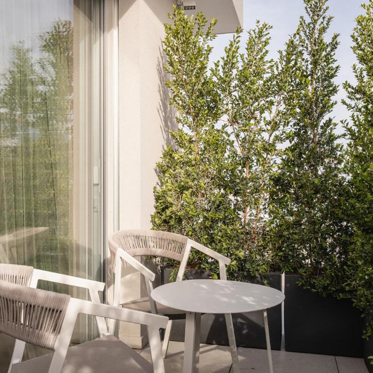 Green Park Penthouse Suite & Pool - Heated Pool - - King Suite with Pool View - 29