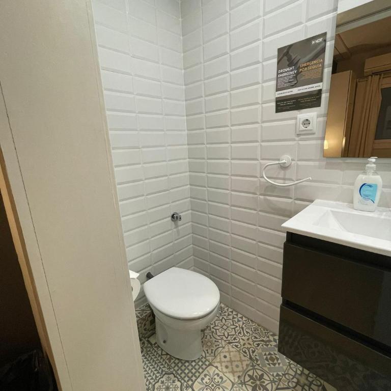 Hostal El Ninot - Standard Single Room with Shower - 14