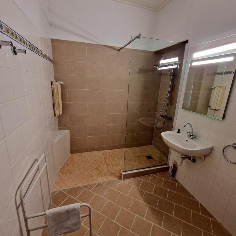 HOTEL ST SEBASTIEN - Chambre Triple - Accessible aux Personnes à Mobilité Réduite - 4