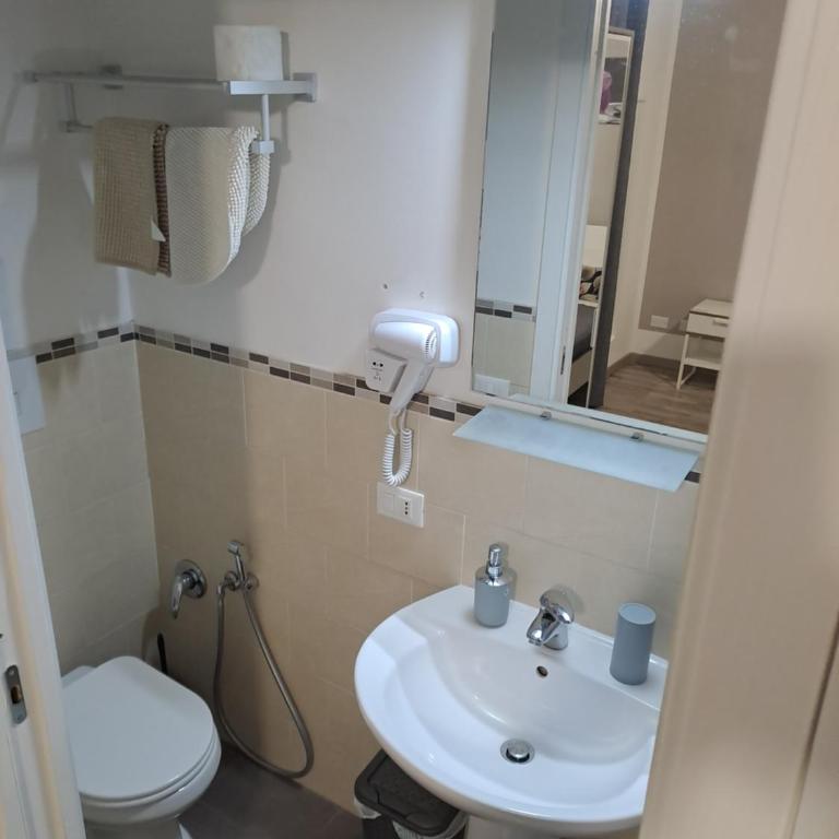 Bedroom la stazione - Double Room with Balcony - 12