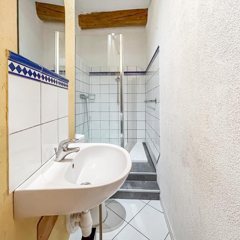 Évasion chic près des Arènes de Nîmes - Two-Bedroom Apartment - 21