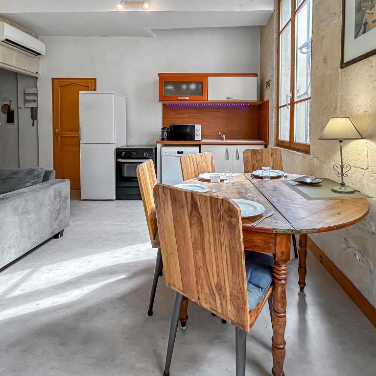 Évasion chic près des Arènes de Nîmes - Two-Bedroom Apartment - 10