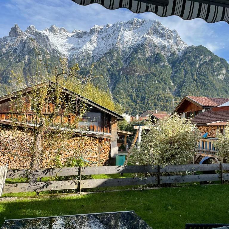 Ferienwohnung mit Terrasse und Garten mit Blick auf das Karwendelgebirge - Appartamento con 2 Camere da Letto e con Vista Montagna - 9
