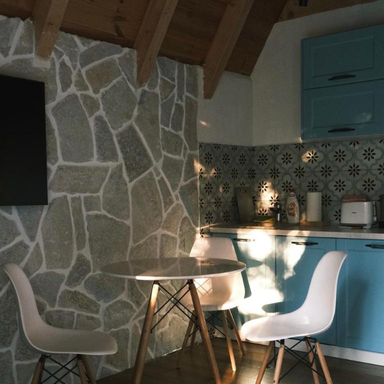 Wonderwood Cabin 2 - One-Bedroom Chalet - 10