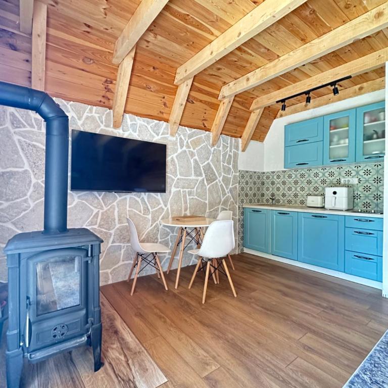 Wonderwood Cabin 2 - One-Bedroom Chalet - 3