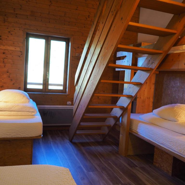 Auberge de Jeunesse HI La Clusaz - Posto Letto in Dormitorio Maschile con Bagno in Comune - 2