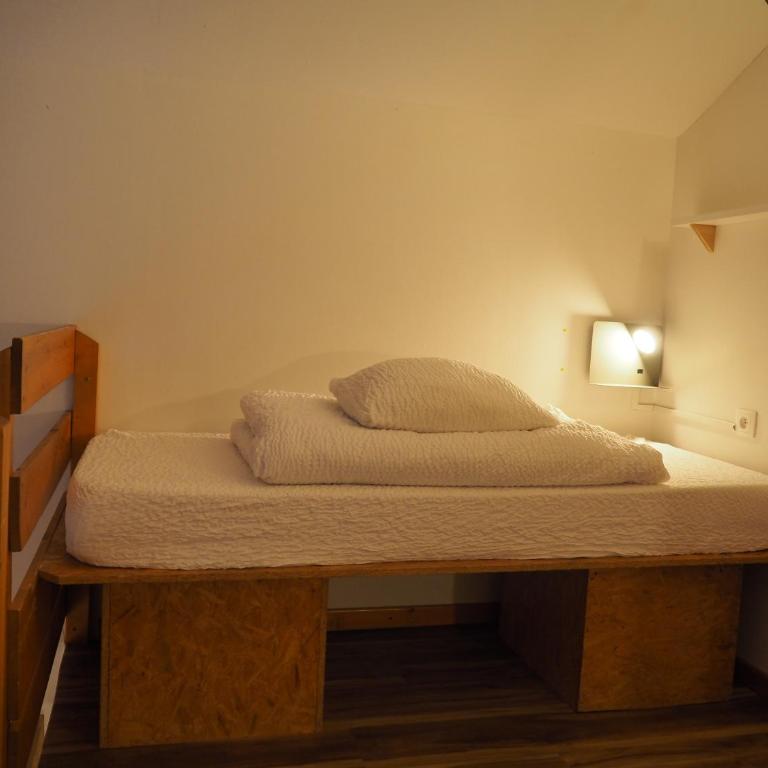 Auberge de Jeunesse HI La Clusaz - Camera con 6 Letti e Doccia - 5