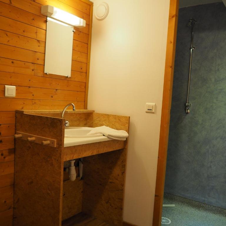 Auberge de Jeunesse HI La Clusaz - Camera Doppia con Letti Singoli con Doccia - 5