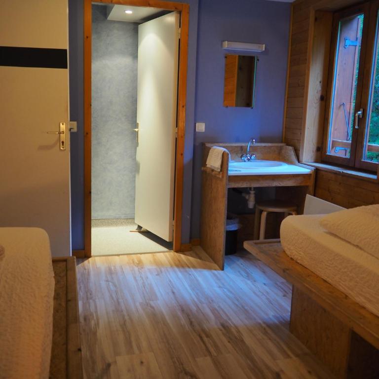 Auberge de Jeunesse HI La Clusaz - Camera Doppia con Letti Singoli con Doccia - 7