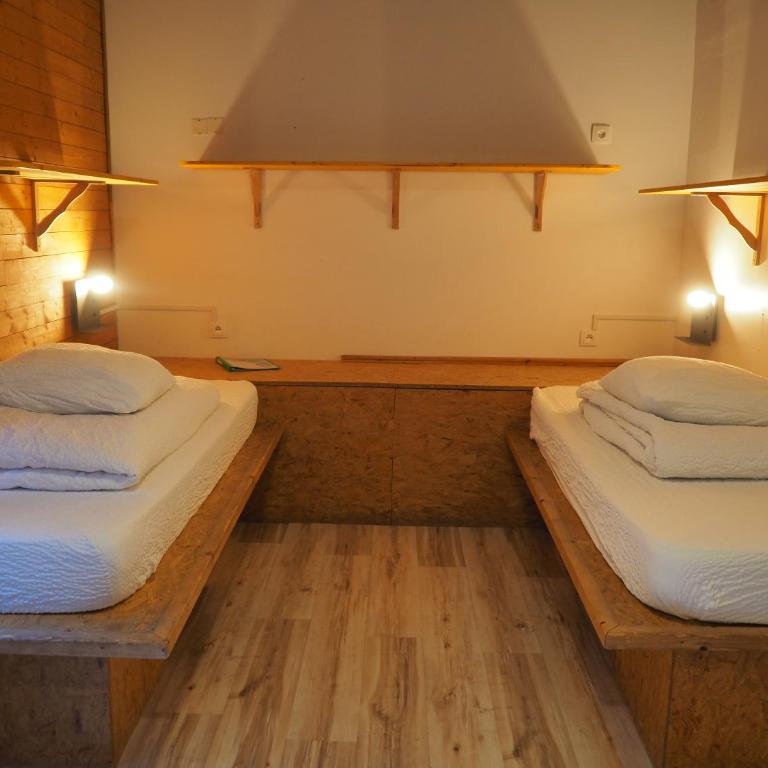 Auberge de Jeunesse HI La Clusaz - Camera Doppia con Letti Singoli con Doccia - 6