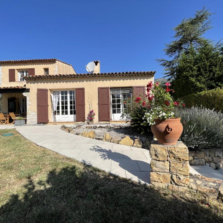 VILLA LA LOUBIANE VI4428 By Riviera Holiday Homes - Villa - 4