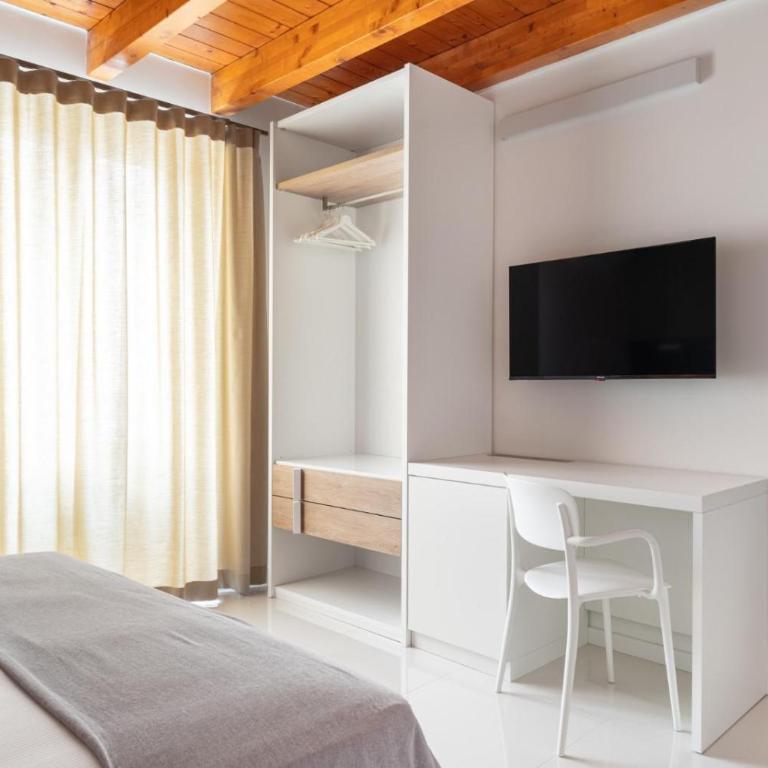 La Terrazza su Dante Rooms - Queen Room with Balcony - 2