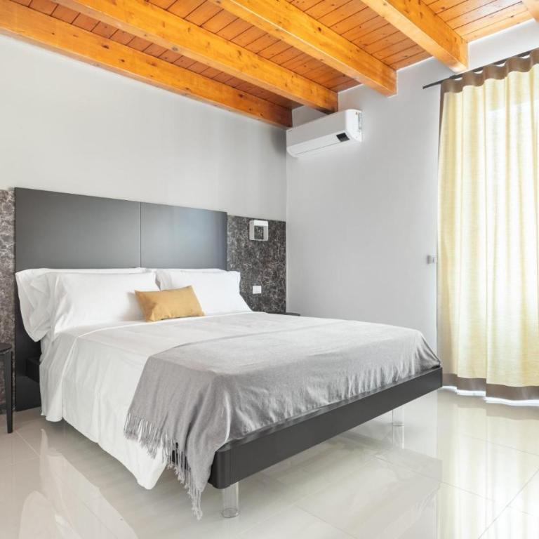 La Terrazza su Dante Rooms - Queen Room with Balcony - 3