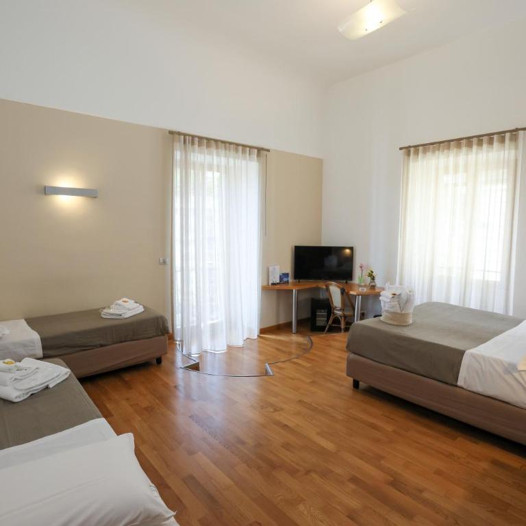 Lungomare Suite & Spa - Quadruple Room with Sea View - 5