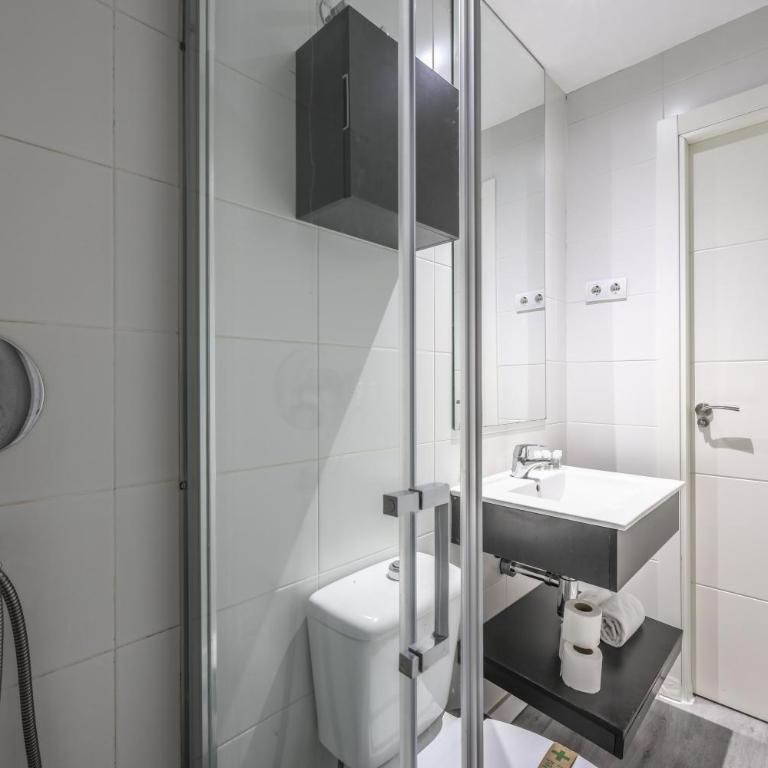 Arteria Madrid Gran Vía - Large Double Room - 9