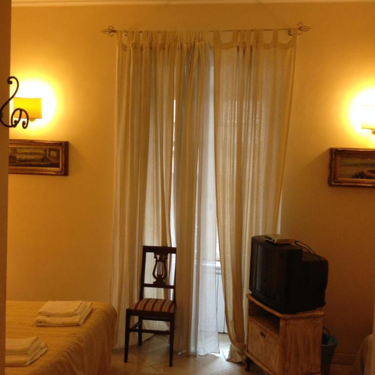Marta Guest House - Camera Tripla con Bagno Privato - 8