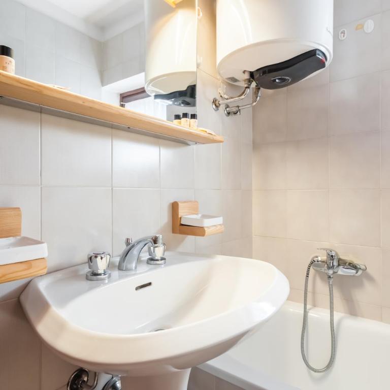 Parcheggio-Camino-8pax - Chalet immerso nella Natura - Chalet - 15