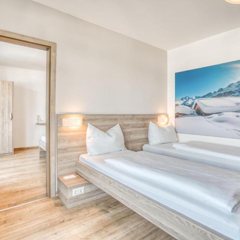 COOEE alpin Hotel Kitzbüheler Alpen - Familienzimmer mit Bergblick - 1