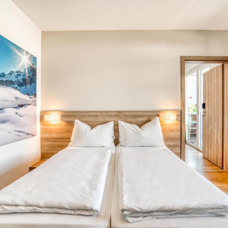 COOEE alpin Hotel Kitzbüheler Alpen - Familienzimmer mit Balkon (2 Erwachsene + 2 Kinder) - 1