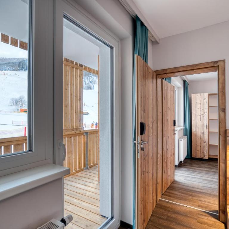 COOEE alpin Hotel Bad Kleinkirchheim - Familienzimmer mit Bergblick - 3