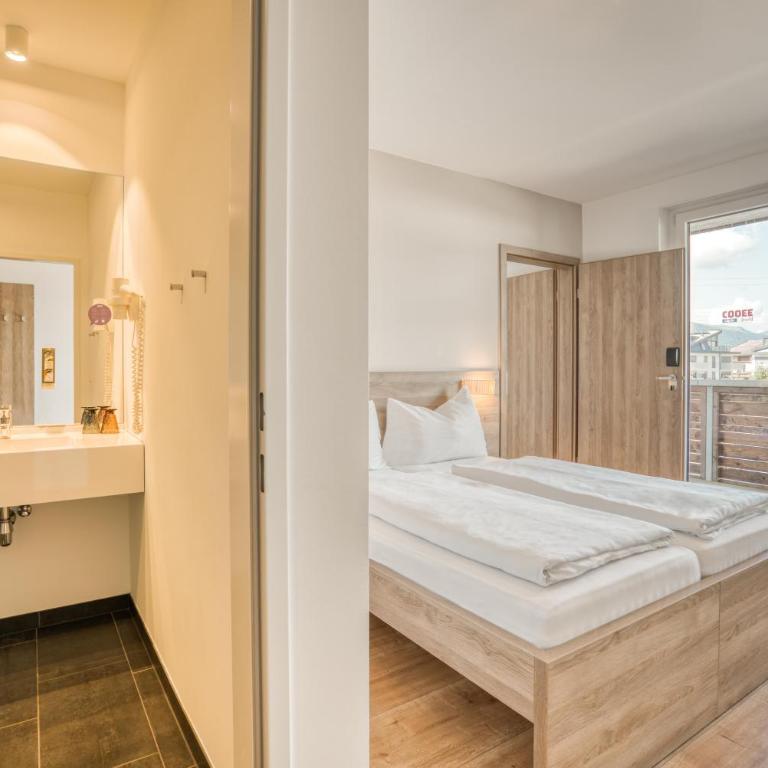 COOEE alpin Hotel Kitzbüheler Alpen - Familienzimmer mit Balkon (2 Erwachsene + 2 Kinder) - 2