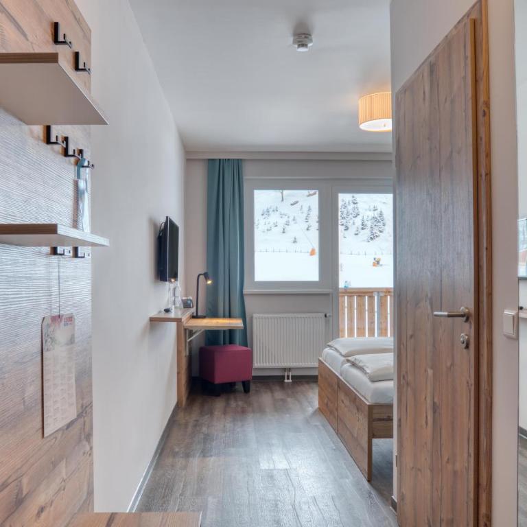 COOEE alpin Hotel Bad Kleinkirchheim - Doppel- oder Zweibettzimmer mit Bergblick und Balkon - 2