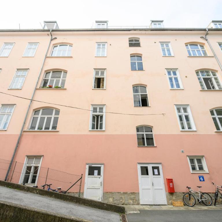 Spacious apartment in Graz for 6 people - Familien-Apartment mit 1 Schlafzimmer - 52