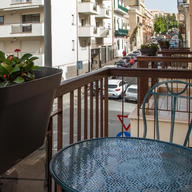 Centro Storico, Piazza Carmine: La Casa di Angela - Appartamento con 2 Camere da Letto - 67