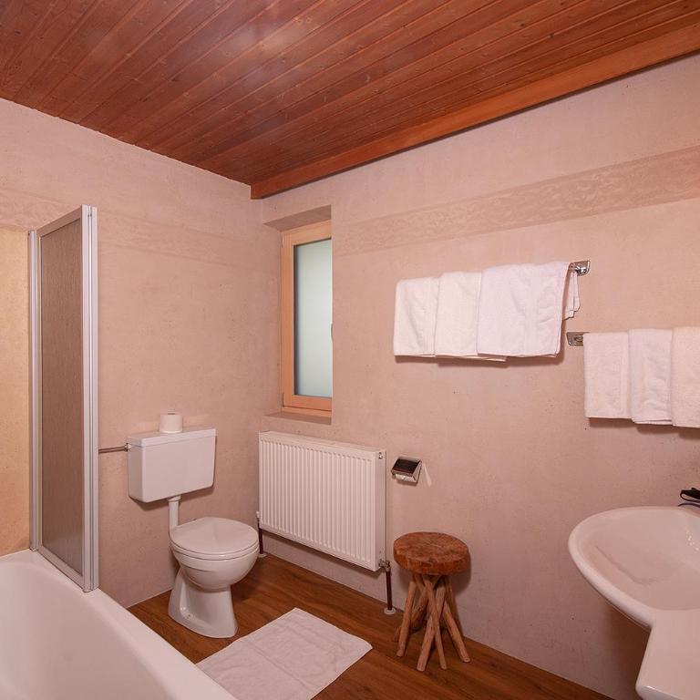 Gasthof Riederhof - Dreibettzimmer mit Bad - 5