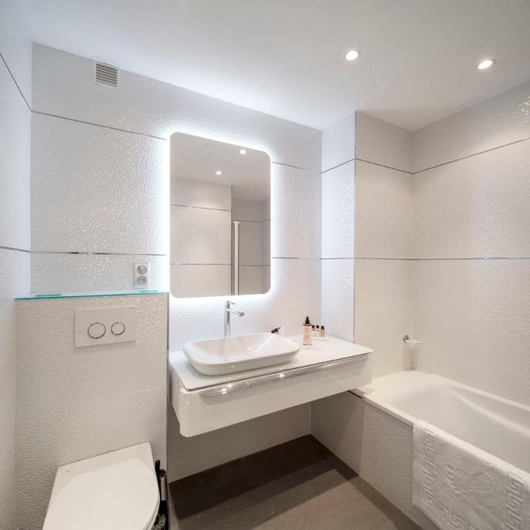 REF 30 - Cannes Croisette - Sea and gardens view apartment for rent - Appartement - 10