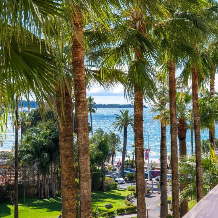 REF 30 - Cannes Croisette - Sea and gardens view apartment for rent - Appartement - 13