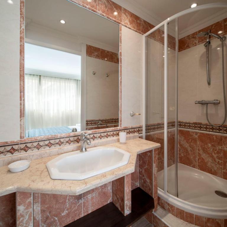 REF 30 - Cannes Croisette - Sea and gardens view apartment for rent - Appartement - 12
