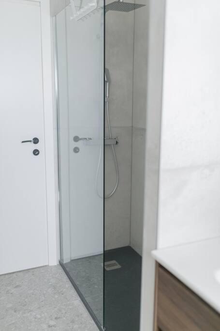 Nuovo appartamento Bianco appena ristrutturato - Three-Bedroom Apartment - 39