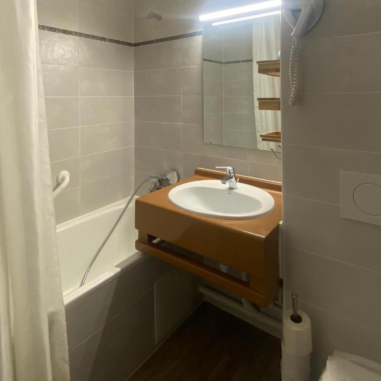 Hôtel & Spa Les Carrettes - Chambre Triple – Vue sur Montagne - 4