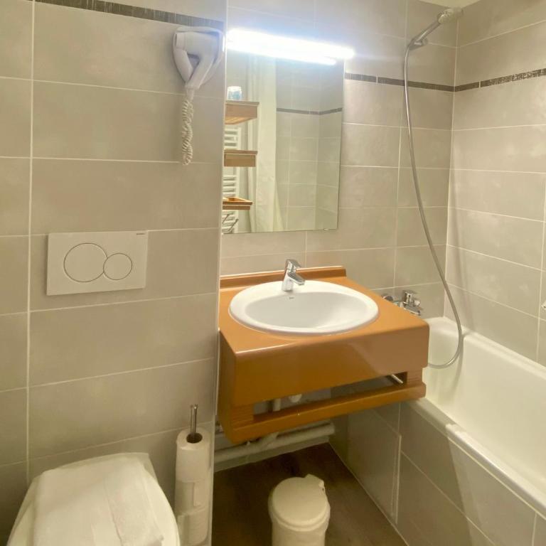 Hôtel & Spa Les Carrettes - Chambre Quadruple - Vue sur Montagnes - 4