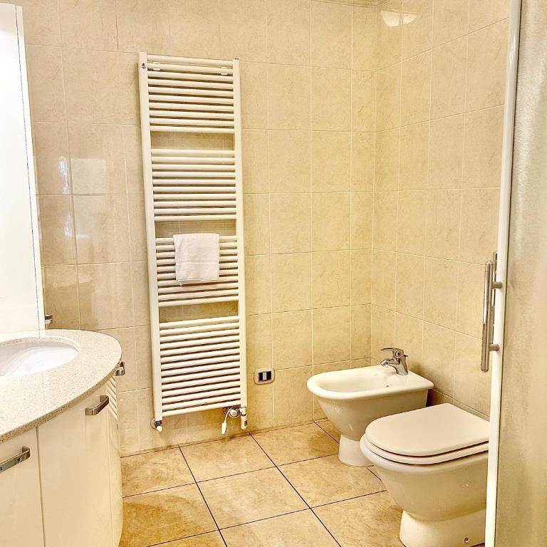Porta Torre Como Apartment - By Relais Di Giada - Three-Bedroom Apartment Suite - 10